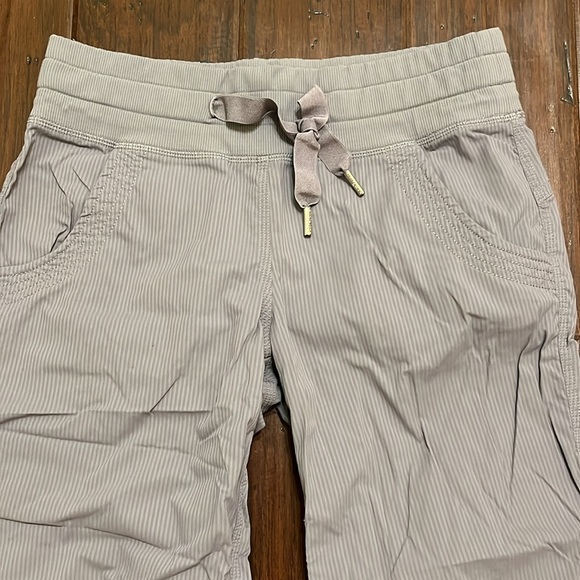 Lululemon Yoga Camp Crop Fossil Size 4 - Picture 8 of 14